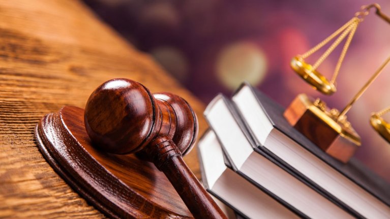Суд визнав протиправною бездіяльність посадових осіб та скасував рішення комісії щодо відмови у відстрочці від мобілізації військовозобов`язаному, який виховує дитину з інвалідністю віком до 18 років